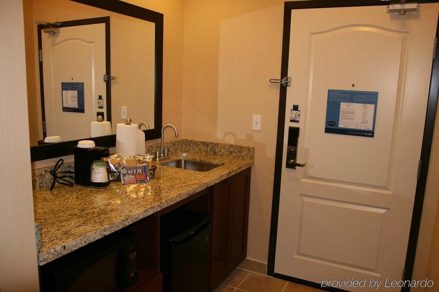 Hampton Inn & Suites New Castle, Pa Стая снимка